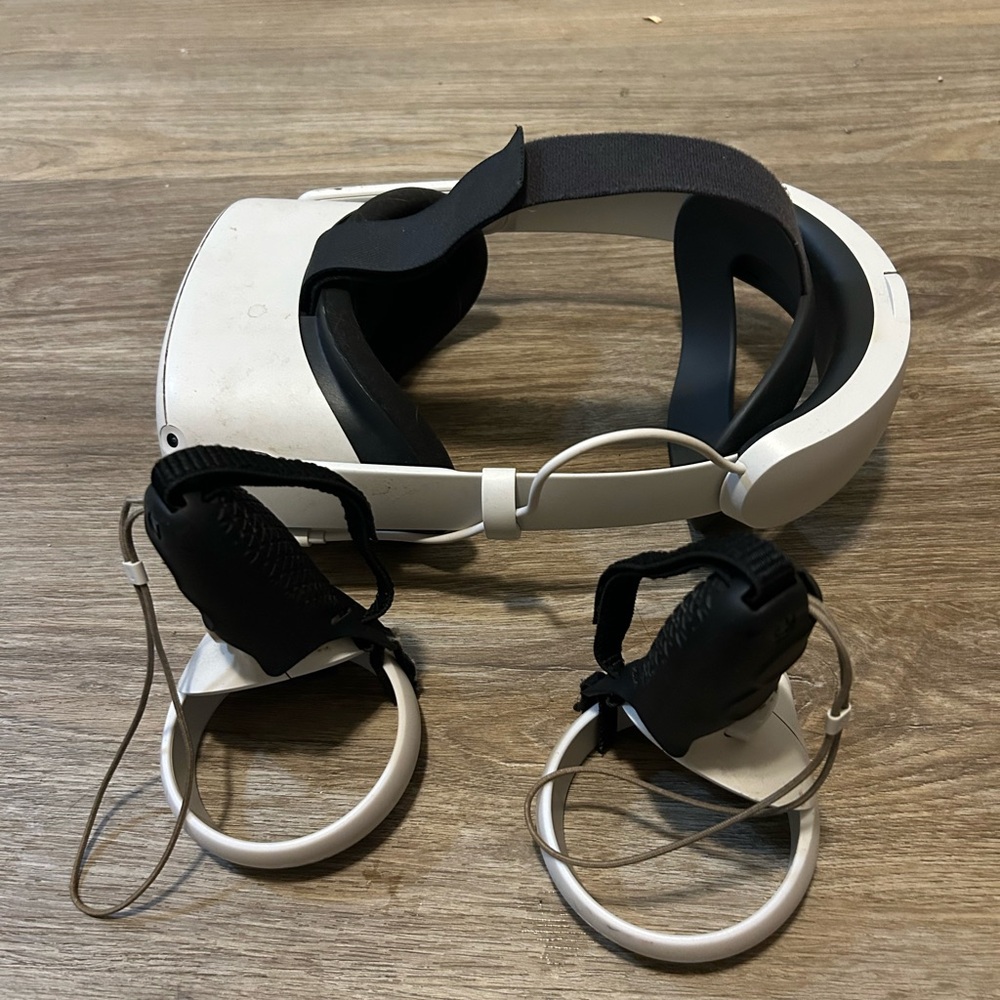Oculus White VR Headset with Controllers and battery pack elite strap